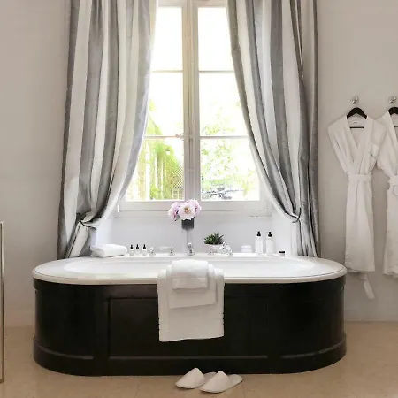 Chateau Martinay 2*
